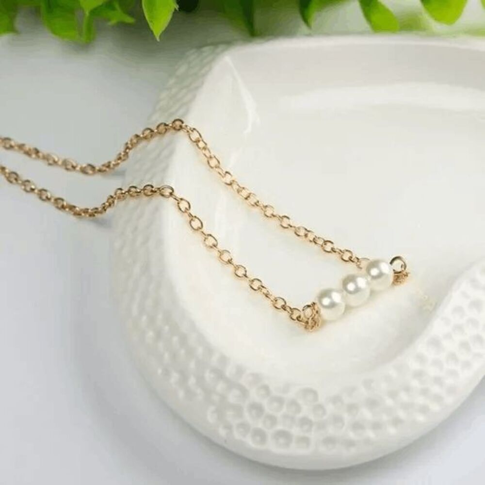 Fashionable Three Pearl Pendant Necklace